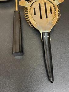 Ensemble d'accessoires de bar plaqués or de haute qualité avec poignées noires, parfait pour la préparation de boissons à la maison et lors de fêtes, provenant d'Inde. - Product Image 4