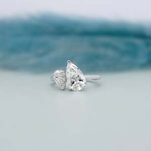 Anillo de Diamantes Toi Et Moi con Forma de Pera Doble Certificado por IGI - Product Image 2