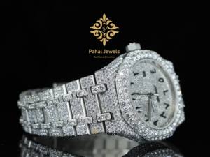 Reloj de Pulsera Premium con Esfera Negra y Diamantes Moissanite, con Fecha, de Proveedor Indio, con Bisel y Cierre de Brazalete - Product Image 3