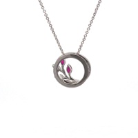 Collier pendentif en or blanc 18 carats DiamondX avec rubis naturel et cercle floral en diamants