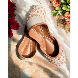 2025 nouveauté élégant fantaisie Punjabi Khussa Jutti meilleur vendeur dames couleur unie Multi Khussa Jutti au prix de gros - Product Image 5