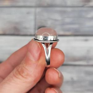 Anillo ovalado clásico de Plata de Ley 925 con cuarzo rosa, piedra natal de enero, ajuste de bisel, joyería de boda en rosa - Product Image 6