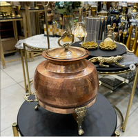 Luxueux chauffe-plat en cuivre antique avec détails ornés, parfait pour les repas d'événements et la présentation de nourriture