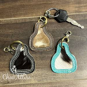 Porte-clés en cuir de vachette à poils de luxe personnalisé Mini porte-clés personnalisé Porte-clés de forme unique en cuir véritable de haute qualité - Product Image 1