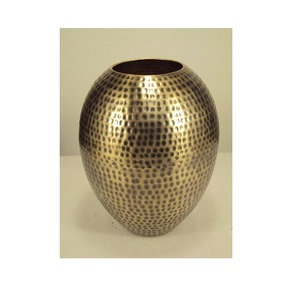 Vase à Fleurs en Métal Martelé Laiton Antique - Product Image 1