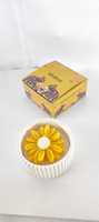 Lilin Parafin Beraroma dalam Stoples Kaca Bergaris dengan Label Merek Kustom Buatan Tangan Aromaterapi Natal Paskah Grosir India