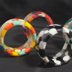 Atractivo brazalete de resina pulsera de mujer regalo joyería elegante multicolor personalizado hecho en India para la venta - Product Image 1