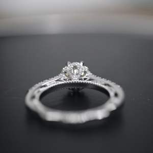 Anillo de Compromiso con Diamante de Corte Redondo, Engaste de 6 Puntas y Halo Oculto para Mujer - Product Image 2