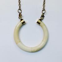Collier pendentif double os en forme de croissant avec chaîne en laiton antique - Bijoux bohèmes tribaux double os lune - Pendentif en os