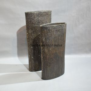 Jarrón moderno de metal blanco texturizado con cuello acampanado de patrón moteado único ideal para exhibir y diseñar interiores sofisticados - Product Image 6