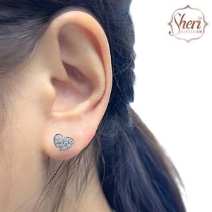 Boucles d'oreilles clous en or blanc massif 18 carats avec diamant naturel taille brillant rond, style amour, couleur G, pour femme, par Sheri Jewels - Product Image 5