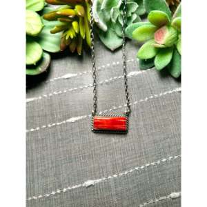 Collar Chassily Belone con diseño geométrico de ostra espinosa y coral, chapado en rodio, con cadenas clásicas de plata de ley para compromiso - Product Image 1