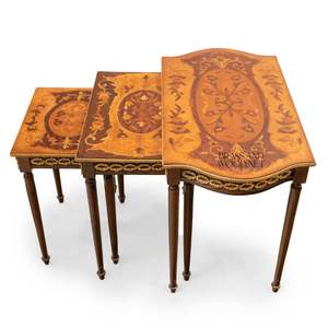 Ensemble de tables gigognes classiques de luxe en bois avec incrustations de marqueterie détaillées et accents dorés antiques pour maisons élégantes - Product Image 6