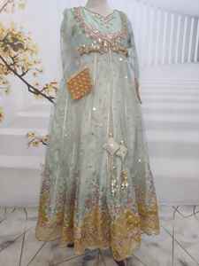 Costume d'invité de mariage asiatique Ensemble de robe de 3 pièces pour l'Aïd et les occasions festives Costume de robe de créateur pakistanais Tenue formelle de 3 pièces - Product Image 4