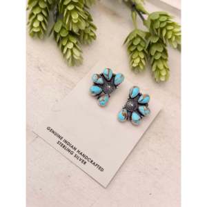 Pendientes de Plata de Ley con Diseño Floral de Dalia de Algodón Navajo Hechos a Mano y con Poste de Racimo - Product Image 4