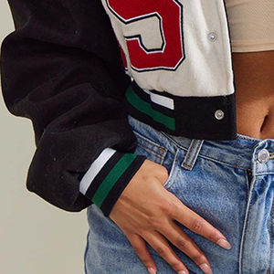 Chaqueta universitaria de cuero recortada de estilo Vintage para mujer, Chaqueta corta de béisbol transpirable con bordado de chenilla personalizado, ropa de calle - Product Image 2