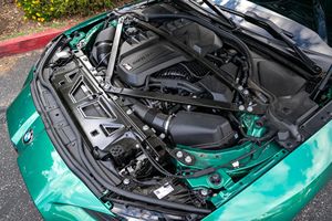 BMW M4 Competition xDrive Coupé AWD 2025 Usado en Excelentes Condiciones, Color Verde Isle of Man Metalizado, Paquete Ejecutivo, Interior Tartufo - Product Image 6