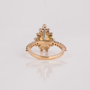 Elégante bague de fiançailles classique en plaqué or 18KT pour femme, diamant jaune taille poire créé en laboratoire, serti de pavés de diamants roses IGI - Product Image 4