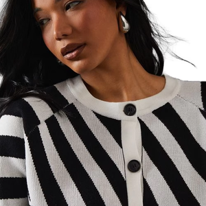 Cardigan décontracté à boutons en broderie unie noir et blanc tendance, de haute qualité, confortable, séchage rapide, respirant, automne-hiver, tricot pour femmes - Product Image 4