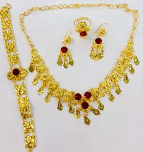 Ensemble de bijoux vintage plaqué or 24 carats, Colliers, Boucles d'oreilles, Bracelets, Peignes, Broches, Matériel en cuivre, États-Unis, France - Product Image 3