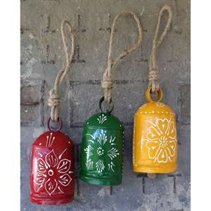 Campanas Bohemias Pintadas a Mano de 6 Pulgadas, Campanas de Hierro Reciclado con Cuerda de Yute y Diseño de Plantas Colgantes - Product Image 1