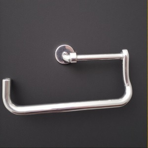 Porte-papier hygiénique en métal vintage avec patine argentée martelée Artisan fait à la main offrant un accent décoratif pour les intérieurs - Product Image 1