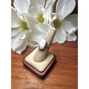 Anillo de Campeonato Navajo Hecho a Mano con Búfalo Blanco y Plata de Ley, Engaste de Bisel con Baño de Oro Rosa, Talla 8, Elegante y Moderno, Regalo Ideal - Product Image 4