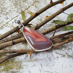 Colgante de Ágata Roja de Botsuana con Bisel de Plata 925, Gema de Forma Elegante para Mujer, Joyería Artesanal al por Mayor, Chapado en Oro, Estilo Bohemio - Product Image 3