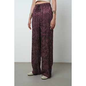 กางเกงขากว้างลายเบอร์กันดีสำหรับผู้หญิงพร้อมขอบเอวยางยืดที่สวมใส่สบาย - Product Image 1