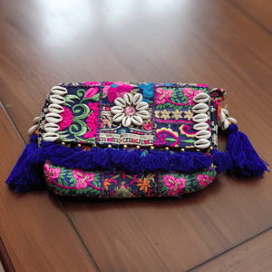 Pochette brodée motif floral avec doublure en satin, fermeture éclair faite main, style féminin tendance, dotée de chaînes et de sangles - Product Image 4