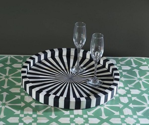 Grand plateau de service carré en os incrusté avec un design inspiré d'Ins, poignée en laiton pour la décoration de table à manger ou les plats de Noël inclus - Product Image 2