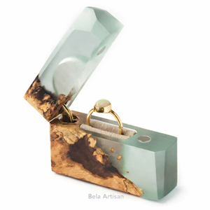 Elegante Caja de Anillo de Compromiso Personalizada, Hecha a Mano con Resina y Madera, Regalo Único para Propuestas y Bodas - Product Image 1