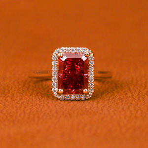 Radiant Cut Lab Grown Diamond Halo Setting Lujoso anillo de compromiso chapado en oro de 18 quilates Anillo de regalo de estilo moderno para mujeres IGI - Product Image 2