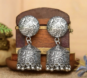 Boucles d'oreilles Jhumka hautement polies oxydées pour femmes Boucles d'oreilles traditionnelles plaquées argent antique Bijoux de mariée légers - Product Image 4