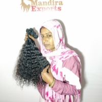 100% Raw barato pura mujer joven virgen natural paquetes rizado proveedor color negro indio fabricación templo extensiones de cabello humano