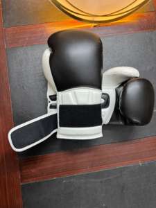 ถุงมือชกมวยแบบหนังสำหรับฝึกชกมวย MMA มวยไทยและฟิตเนสถุงมือฝึกแบบเจาะโลโก้ตามสั่ง - Product Image 2