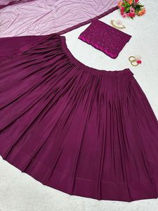 Lehenga Choli de diseñador indio listo para usar con Dupatta, seda de Chinon con bordado, boda de trabajo, traje de fiesta de Bollywood - Product Image 2