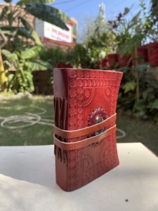 วารสารหนังแท้พร้อมกระดุมปิดฝาสีแดงนูนและของขวัญหน้าเปล่าเป็นมิตรกับสิ่งแวดล้อมสำหรับคนที่มีความคิดสร้างสรรค์ - Product Image 2