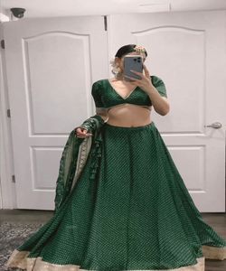 Banarasi Silk Lehenga Choli de moda, un símbolo de gracia de moda y tradición atemporal, perfecto para novias que marcan tendencia. - Product Image 4