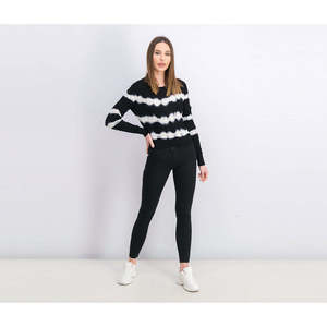 Maglione da Donna Crave Fame con Collo Tondo e Stampa Tie-Dye, Traspirante, Lavorato a Maglia, Invernale, Taglia XS, con Logo Stampato sul Davanti, Nero - Product Image 2