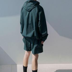 Chaqueta acolchada de bombardero personalizada para hombre, con cierre de escote acanalado a rayas y cortavientos con cuello levantado y logotipo en la parte delantera - Product Image 2