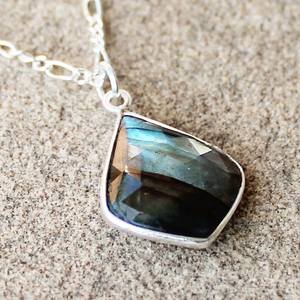 Pendentif en forme de larme de losange labradorite bleue à facettes naturelles en argent sterling 925 - Product Image 2