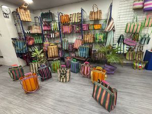 Pochette de toilette cosmétique réutilisable écologique en nylon recyclé de haute qualité avec poignée, sac de plage de voyage rayé personnalisé - Product Image 6