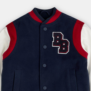 แจ็กเก็ตทีมตัวแทนแถบยาวสีแดงและไหล่สีแดงพร้อมโลโก้และสีที่กำหนดเองแจ็คเก็ตแขนหนังมีตัวอักษรอบอุ่นสำหรับทุกเพศ - Product Image 2