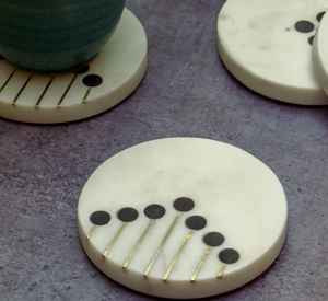 จานรองแก้วหินหินอ่อนธรรมชาติสุดหรูแผ่นรองจานและแผ่นรองจานทำจากทองเหลืองพร้อมจุดเรซินสำหรับบ้านห้องครัวร้านอาหาร - Product Image 5