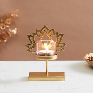 Bougeoir en métal de luxe en laiton AK fini or avec lampe à thé standard en verre pour décoration d'hôtel/décor à la maison - Product Image 1
