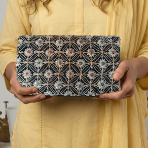 Pochette de soirée brodée Zardozi Jali Bloom avec décoration en laiton, cristaux et perles, sac à main de mariée - Product Image 1