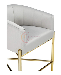 Tabouret de bar élégant et moderne avec rembourrage gris clair incurvé et base élégante en métal doré Parfait pour les intérieurs chics. - Product Image 4