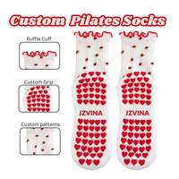 Chaussettes antidérapantes mi-mollet en jacquard motif fraises, avec bordure à volants, en coton doux et confortable pour Reformer Pilates, Barre et Yoga