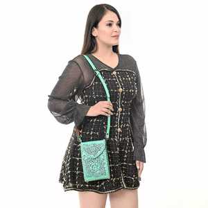 กระเป๋าโทรศัพท์หนังแท้ลายแกะสลักสไตล์ตะวันตก พร้อมพู่ห้อย ดีไซน์ใหม่มาแรง ราคาขายส่ง - Product Image 3